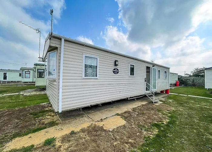 Lovely 6 Berth Caravan At Seawick Holiday Park In Essex Ref 27613Sw