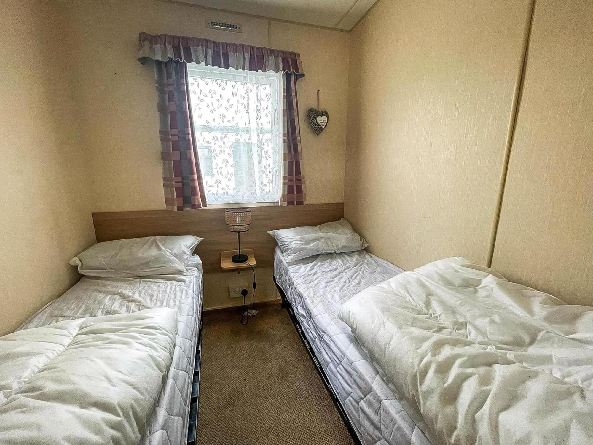Lovely 6 Berth Caravan At Seawick In Essex Ref 27613sw Campsite Clacton-on-Sea