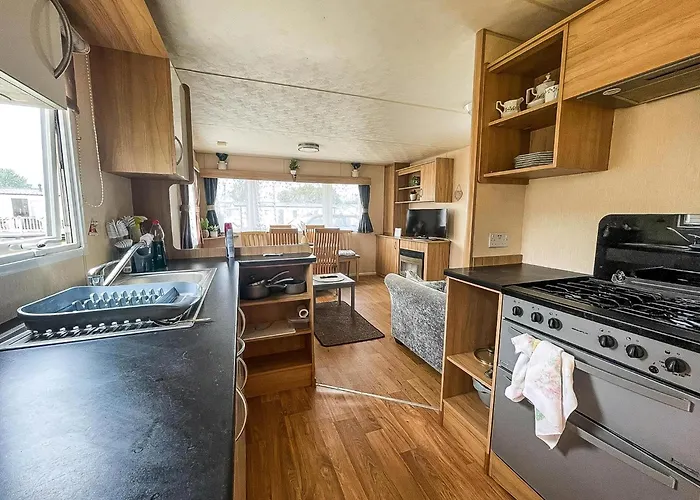 Lovely 6 Berth Caravan At Seawick Holiday Park In Essex Ref 27613Sw