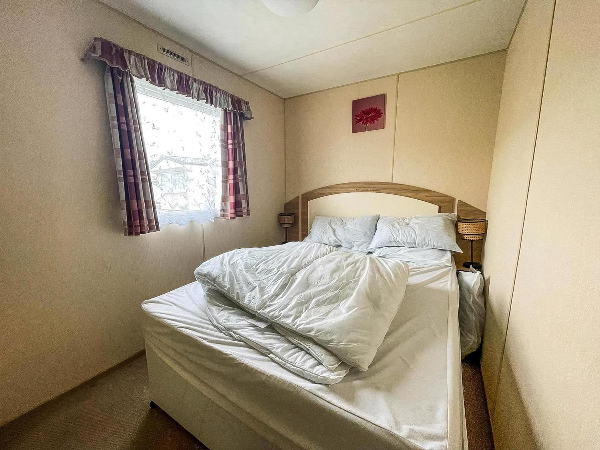 Lovely 6 Berth Caravan At Seawick In Essex Ref 27613sw *