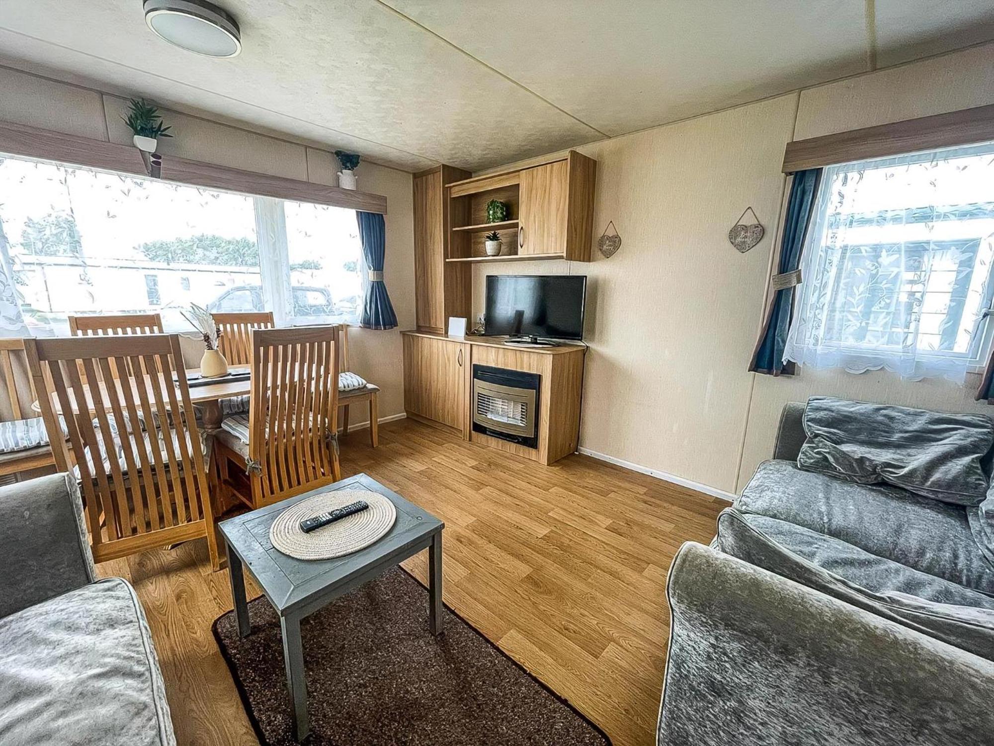 Lovely 6 Berth Caravan At Seawick In Essex Ref 27613sw Clacton-on-Sea