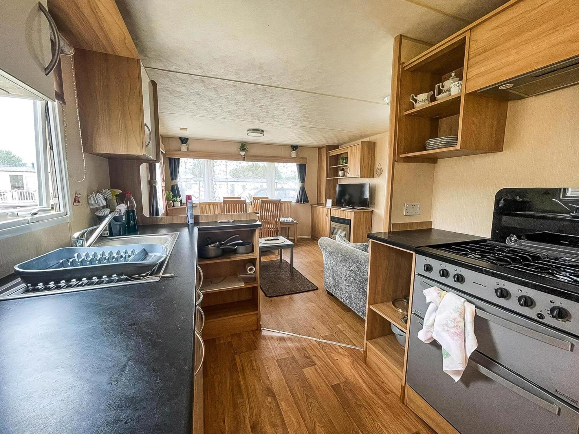 Lovely 6 Berth Caravan At Seawick In Essex Ref 27613sw * Clacton-on-Sea