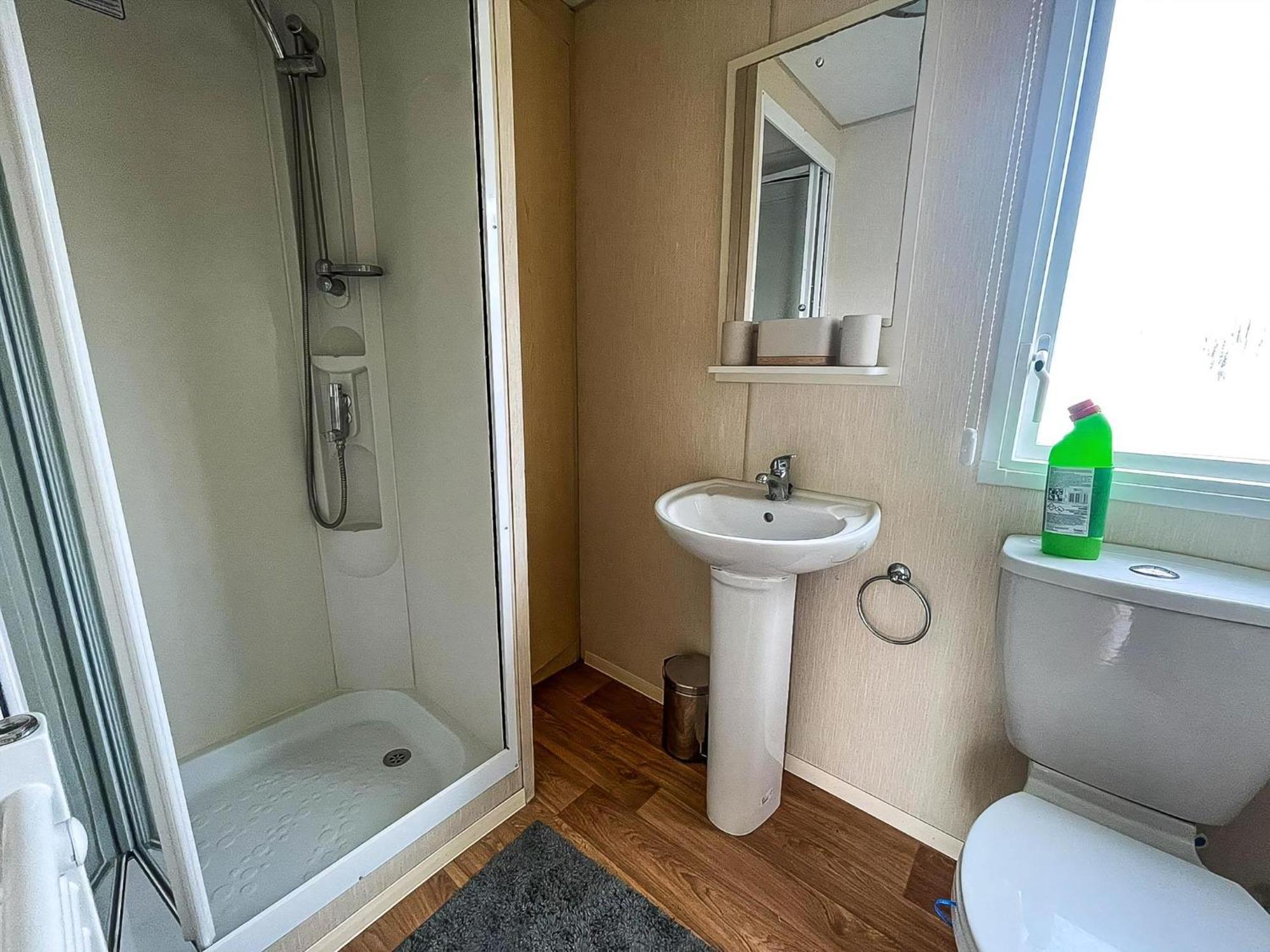 Lovely 6 Berth Caravan At Seawick In Essex Ref 27613sw Campingplatz Clacton-on-Sea